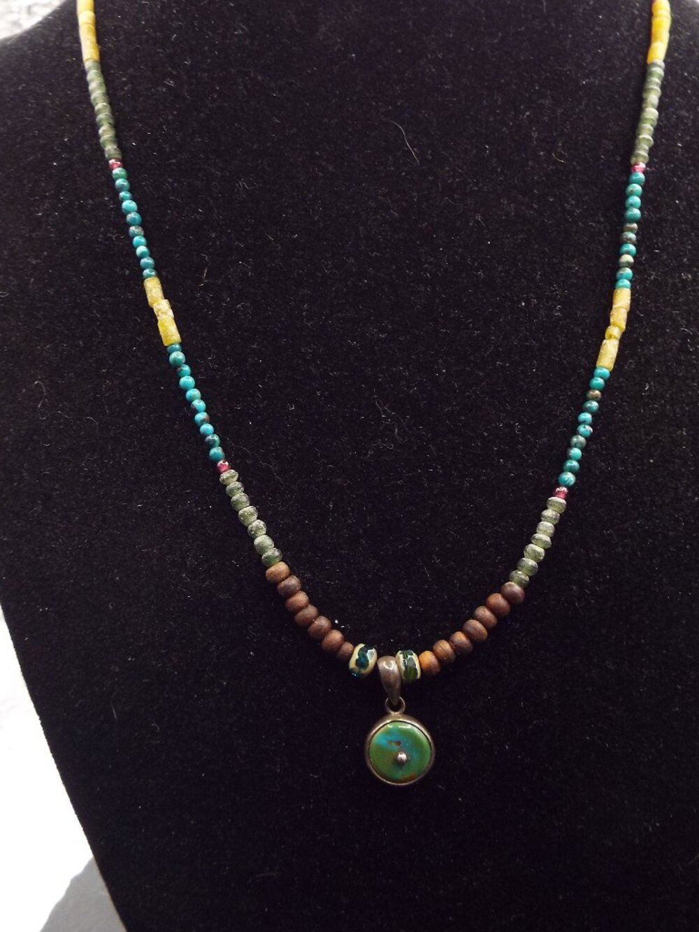 SHADES OF TURQUOISE STONE HEISHI W/SMALL TURQUOISE ROUND PENDANT NECKLACE 56